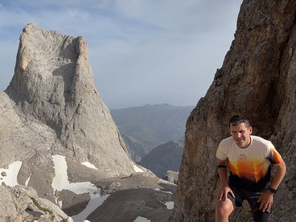 Roberto Montes, en Collada Bonita, con el Urriellu de fondo.